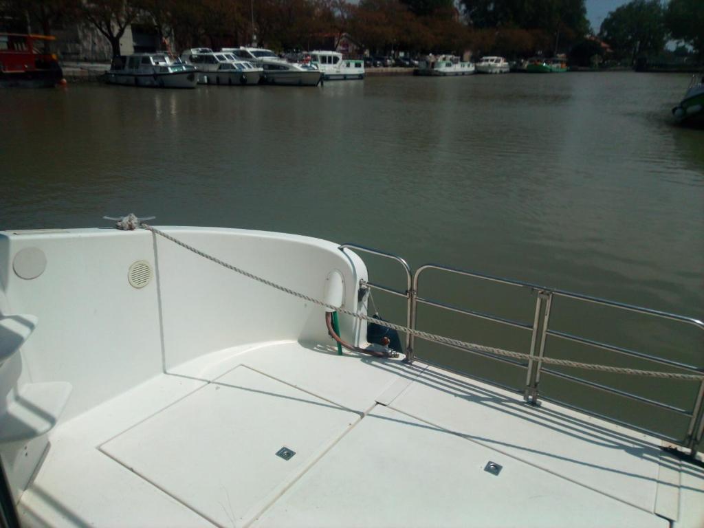 Bateau 6 personnes sans permis terrasse a quai ou option navigation nuit insolite Languedoc Roussillon Beziers 13
