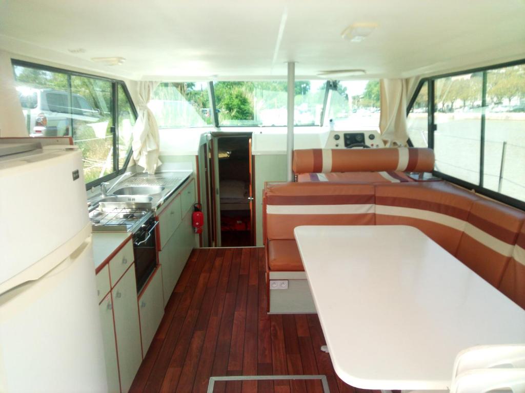 Bateau 6 personnes sans permis terrasse a quai ou option navigation nuit insolite Languedoc Roussillon Beziers 9