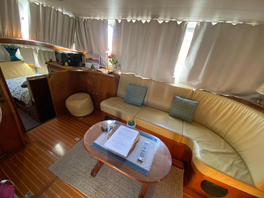 Bateau le Zimon logement insolite nuit insolite Normandie Rouen 1