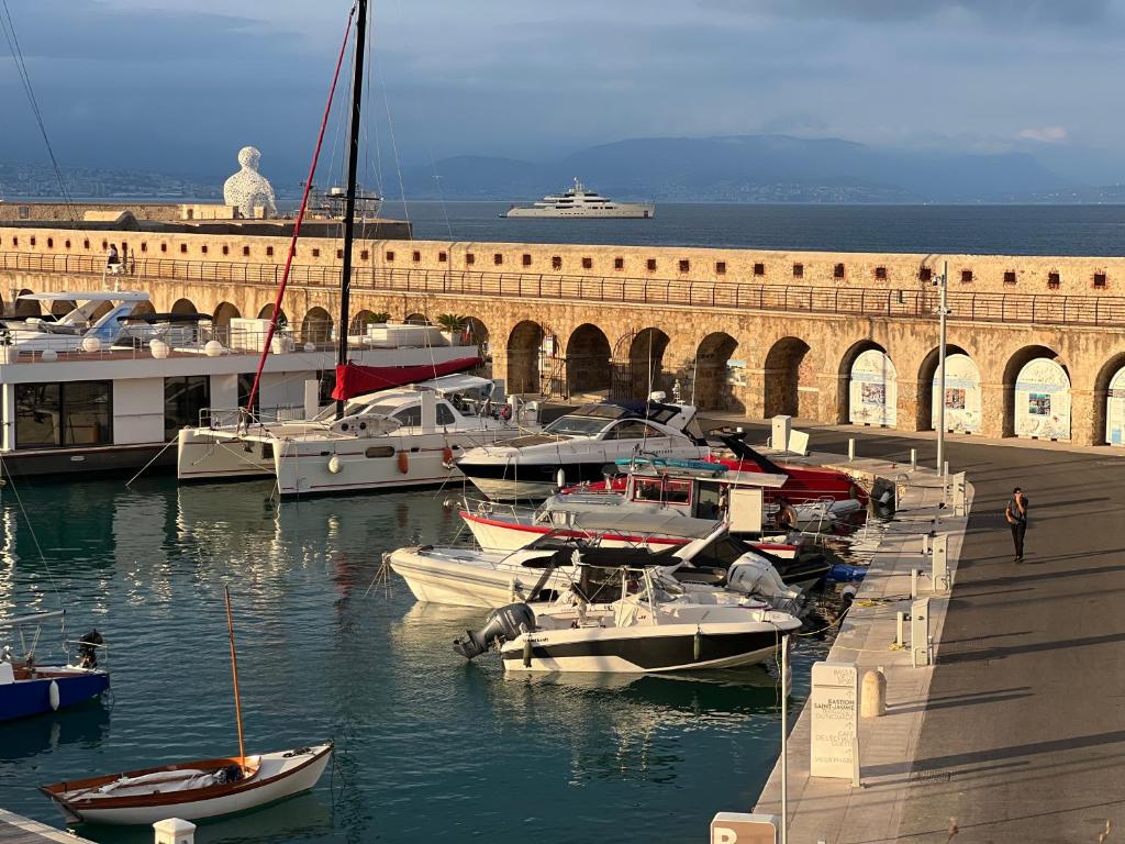 Bateau plaisance hotel Antibes nuit insolite Provence Alpes Cote dAzur Antibes 13