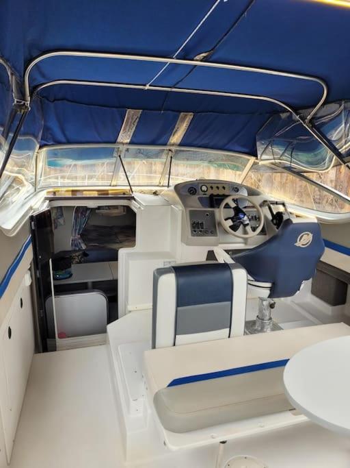 Bateau sur terre pres du bassin nuit insolite Midi Pyrenees Capvern 16