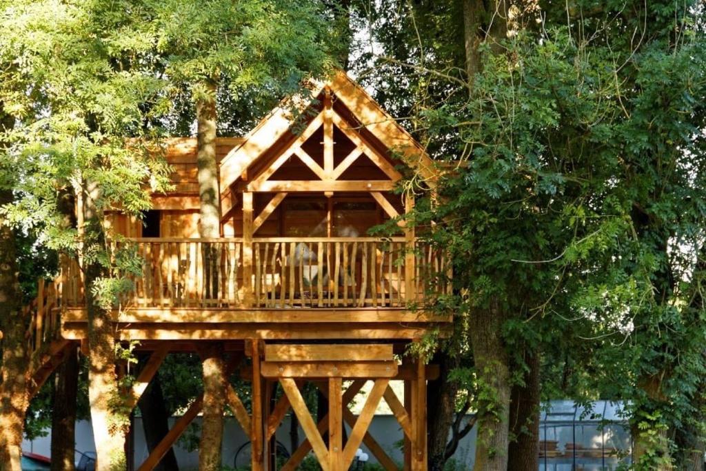 Cabane perchee luxe avec jacuzzi Domaine du Marais Maisse nuit insolite Ile de France Maisse