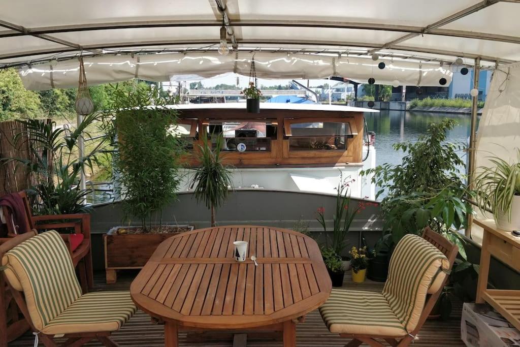 Captains cabin Cosy flat on a house boat nuit insolite Alsace Strasbourg 12