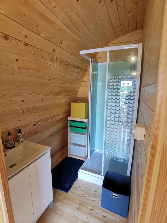 Charmant POD en bois pres dun plan deau nuit insolite Nord Pas de Calais Nielles les Ardres 1