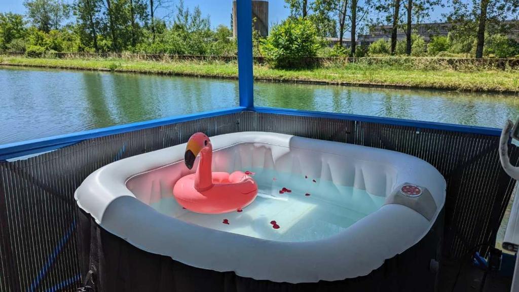 Cottage flottant terrasse gamme superieure option jacuzzi proche Dijon nuit insolite Region non trouvee Ville non trouvee 10