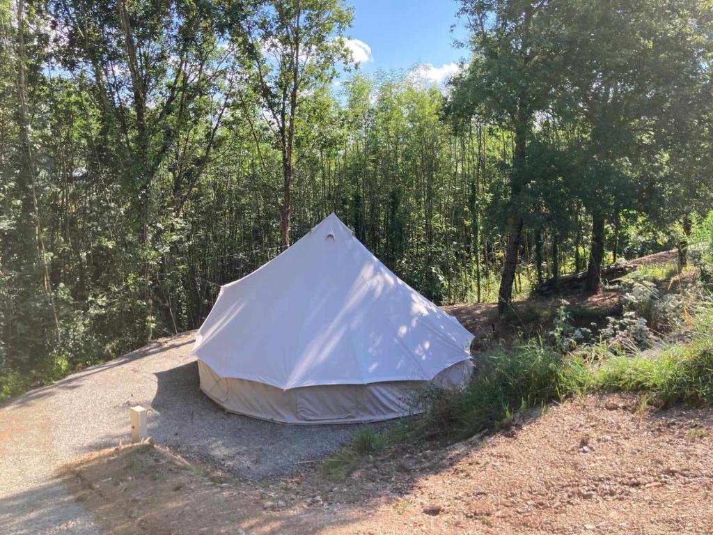 Glamping tent in de rust met zwembad badkamer en keuken nuit insolite Midi Pyrenees Lacapelle Pinet 11