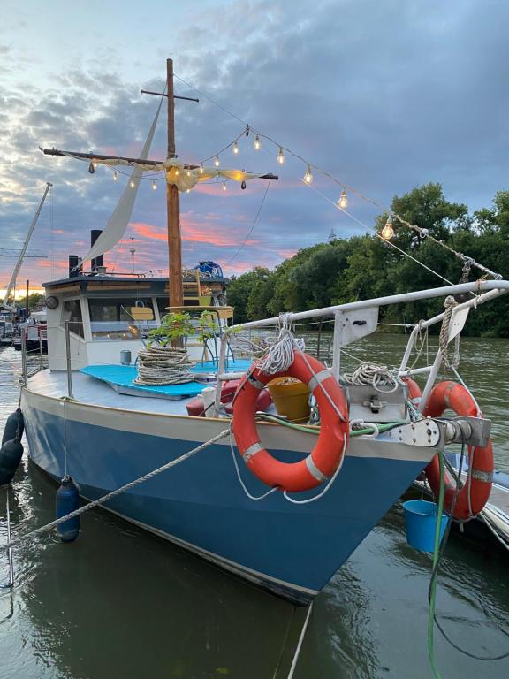 Houseboat Peniche sur la Seine nuit insolite Ile de France Villeneuve la Garenne 9