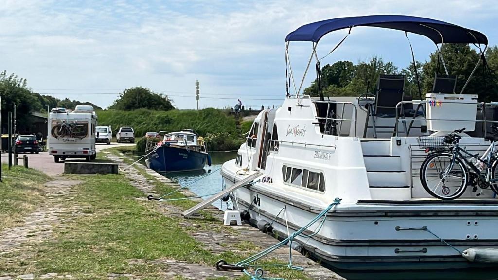 LAmazone bateau a quai sur le canal de bourgogne nuit insolite Bourgogne Tanlay 17