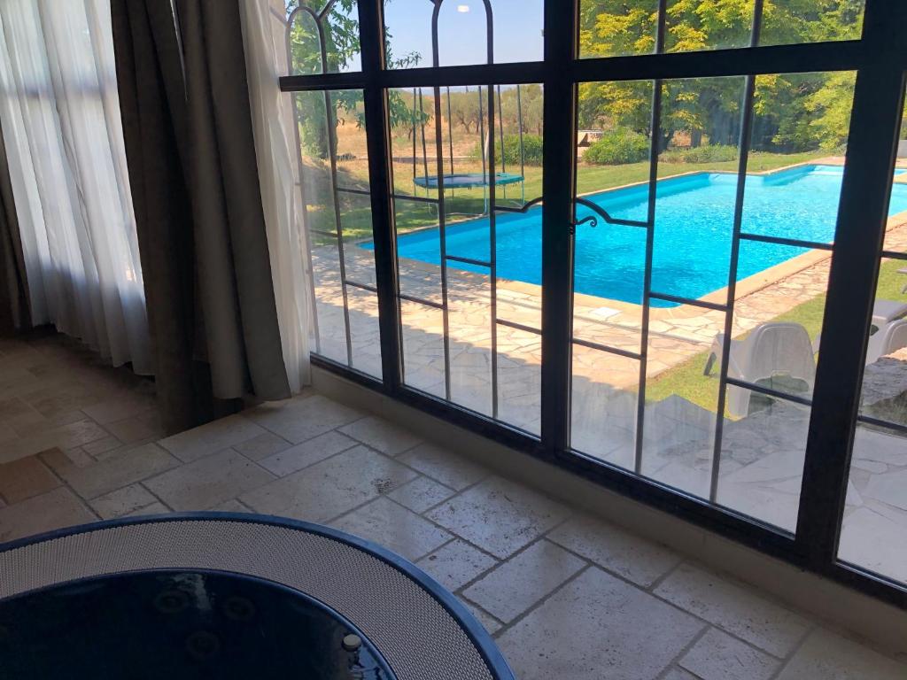 Le Pool House Private Jacuzzi Mas des Sous Bois nuit insolite Provence Alpes Cote dAzur Ventabren 14