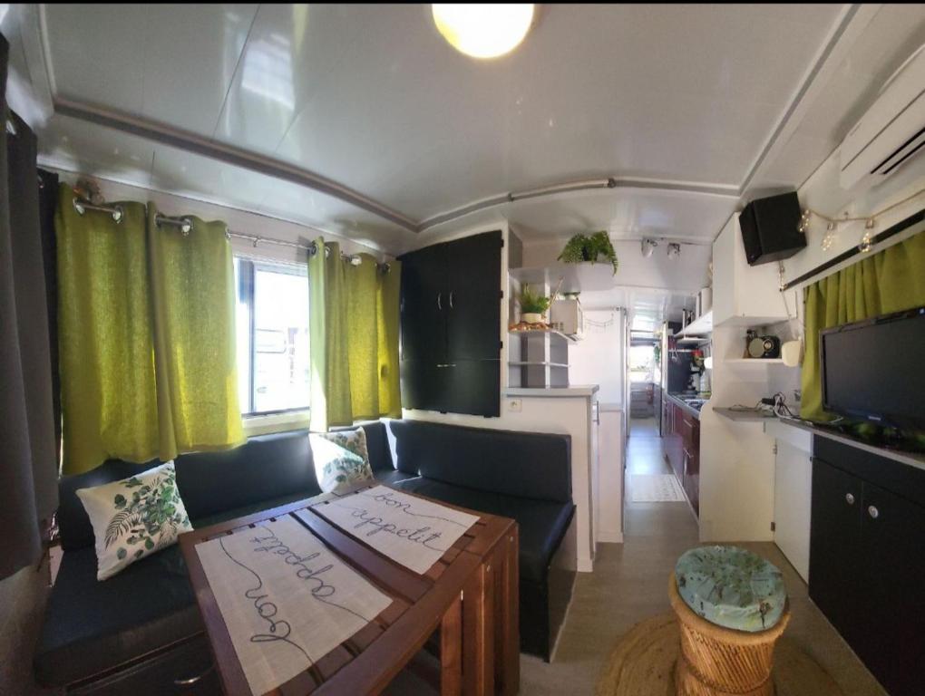 Logement entier sur bateau nuit insolite Midi Pyrenees Montech 4