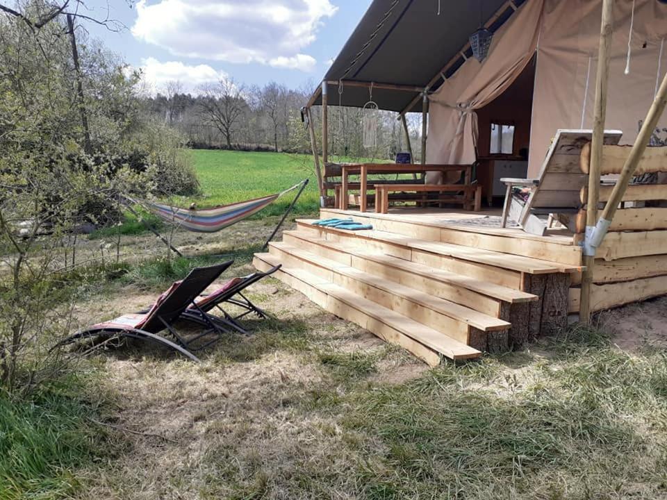 Luxe safarilodgetent met boxspring bedden nuit insolite Midi Pyrenees Montclera 17