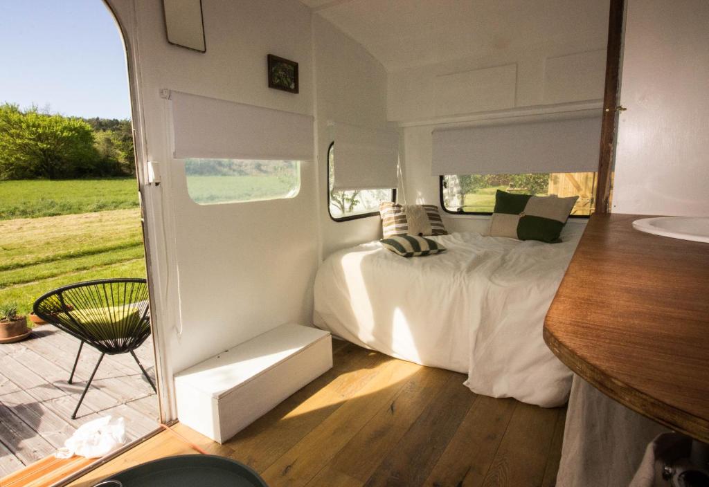 Ma caravane dans les collines nuit insolite Languedoc Roussillon Villeneuve la Comptal 1