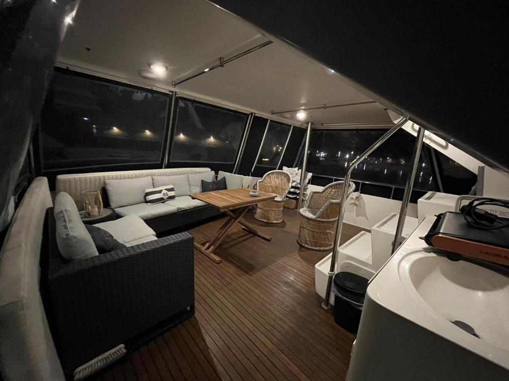Navi Yacht a Sete 2 a 8 couchages privatif nuit insolite Languedoc Roussillon Sete 14