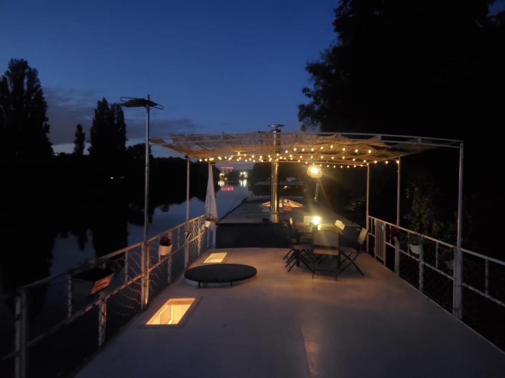 Peniche Amadeus a 50m des JO 2024 et proche Disney nuit insolite Ile de France Torcy 18