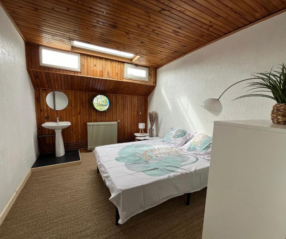 Peniche Amadeus a 50m des JO 2024 et proche Disney nuit insolite Ile de France Torcy 5
