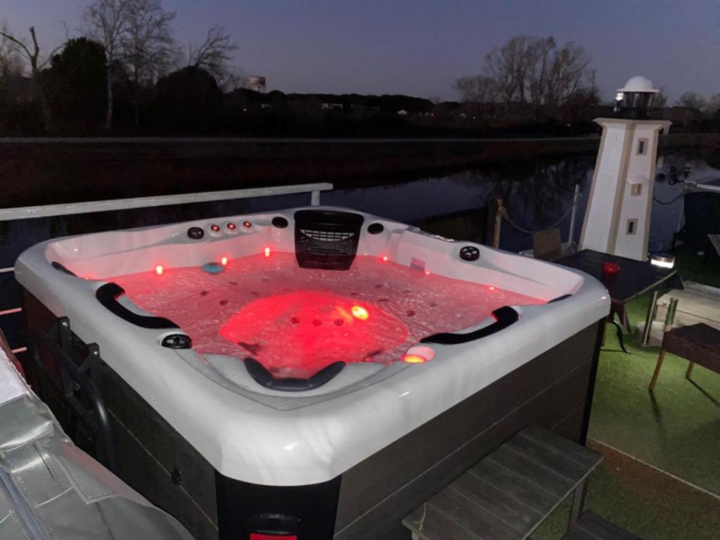 Séjour atypique et insolite sur notre péniche La Coradine avec grand spa nuit insolite à Languedoc-Roussillon Aigues-Mortes