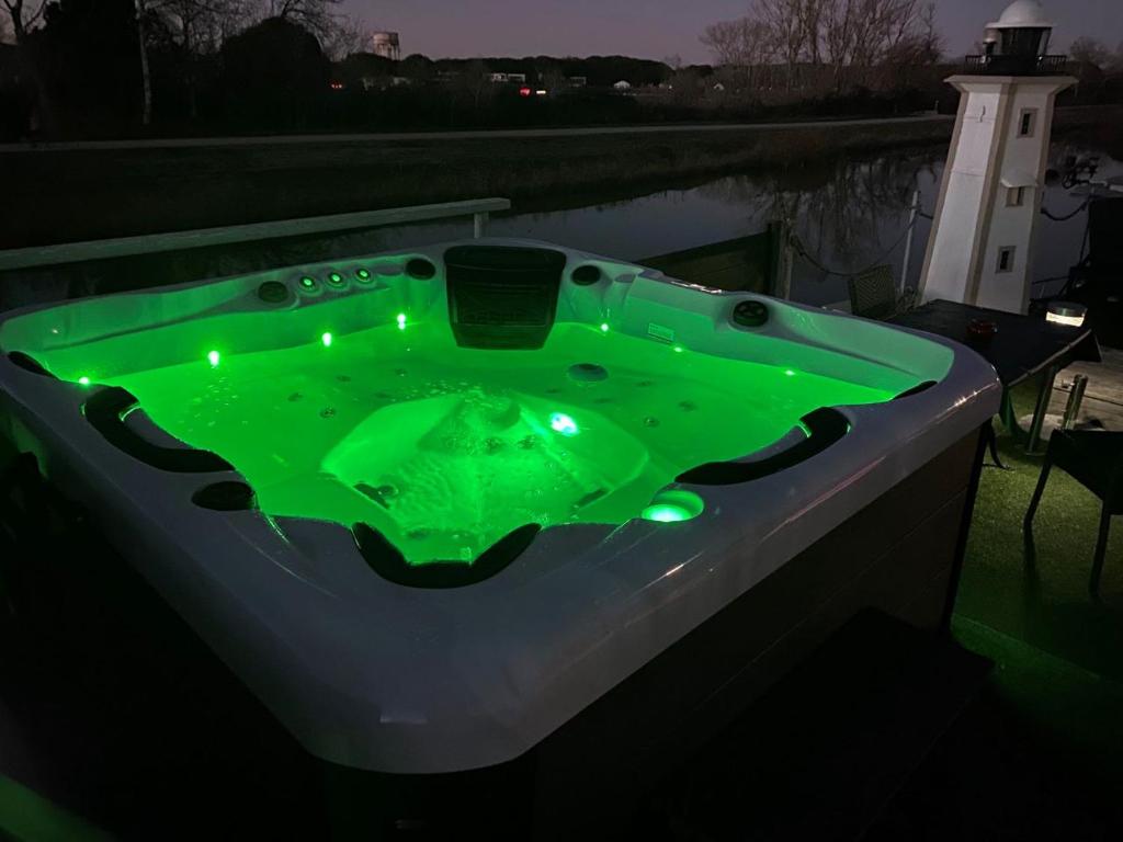 Séjour atypique et insolite sur notre péniche La Coradine avec grand spa nuit insolite à Languedoc-Roussillon Aigues-Mortes