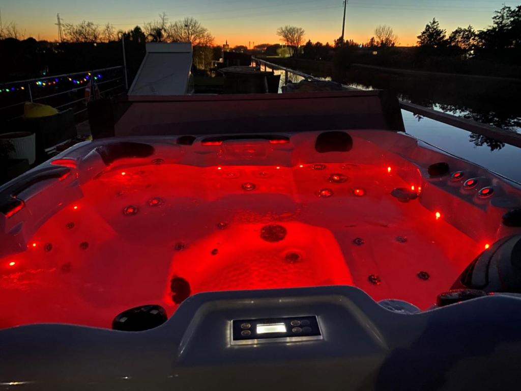 Séjour atypique et insolite sur notre péniche La Coradine avec grand spa nuit insolite à Languedoc-Roussillon Aigues-Mortes