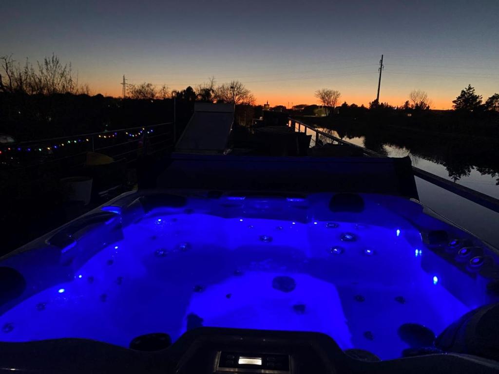 Séjour atypique et insolite sur notre péniche La Coradine avec grand spa nuit insolite à Languedoc-Roussillon Aigues-Mortes