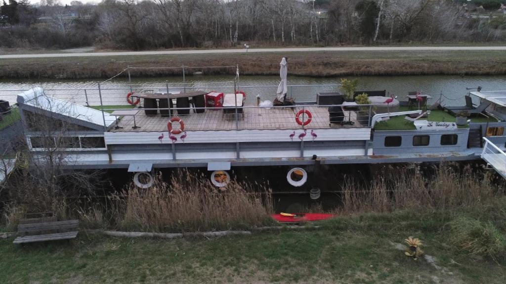 Séjour atypique et insolite sur notre péniche La Coradine avec grand spa nuit insolite à Languedoc-Roussillon Aigues-Mortes