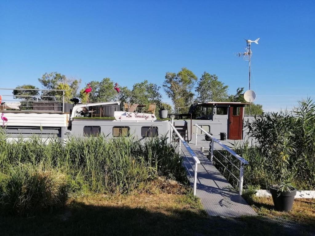 Séjour atypique et insolite sur notre péniche La Coradine avec grand spa nuit insolite à Languedoc-Roussillon Aigues-Mortes