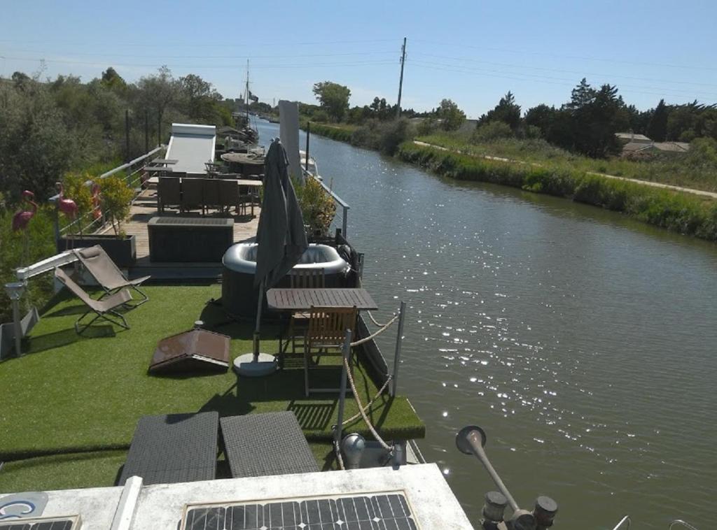 Séjour atypique et insolite sur notre péniche La Coradine avec grand spa nuit insolite à Languedoc-Roussillon Aigues-Mortes