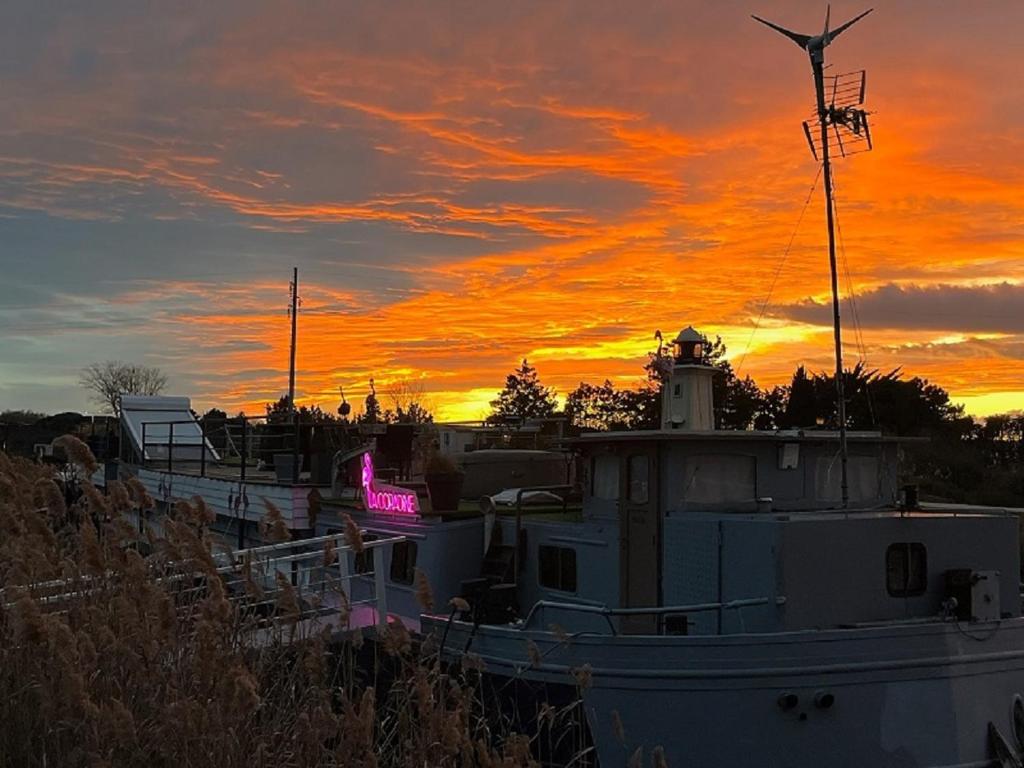Séjour atypique et insolite sur notre péniche La Coradine avec grand spa nuit insolite à Languedoc-Roussillon Aigues-Mortes