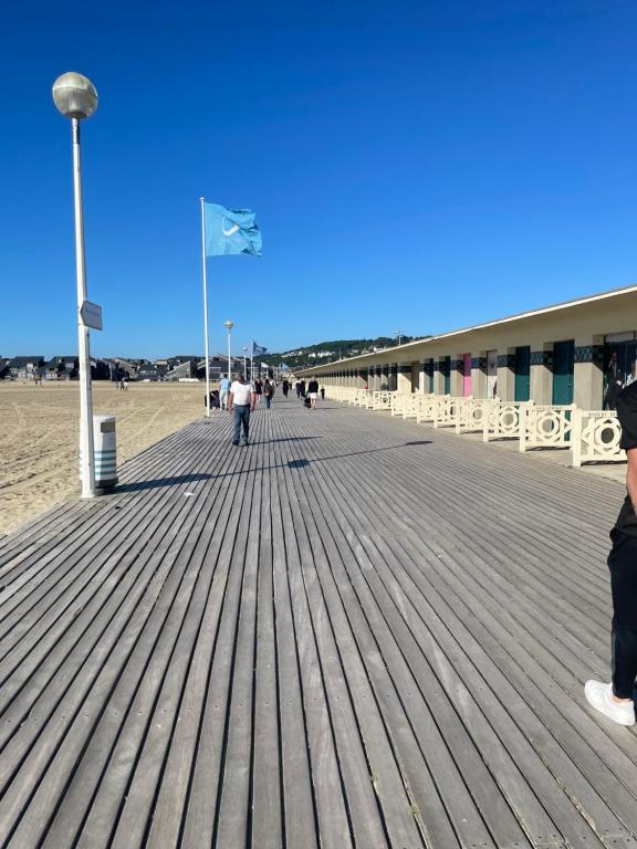 Voilier port deauville avec parking prive gratuit nuit insolite Normandie Deauville 4