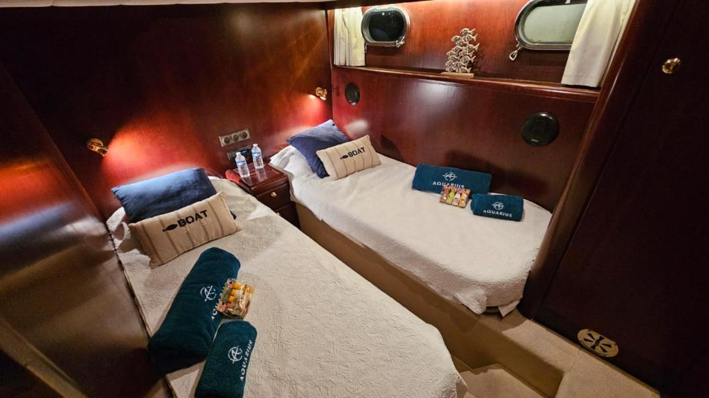 YACHT EXCEPTIONNEL VIEUX PORT DE CANNES 3 Chbr 2 SDB nuit insolite Provence Alpes Cote dAzur Cannes 6