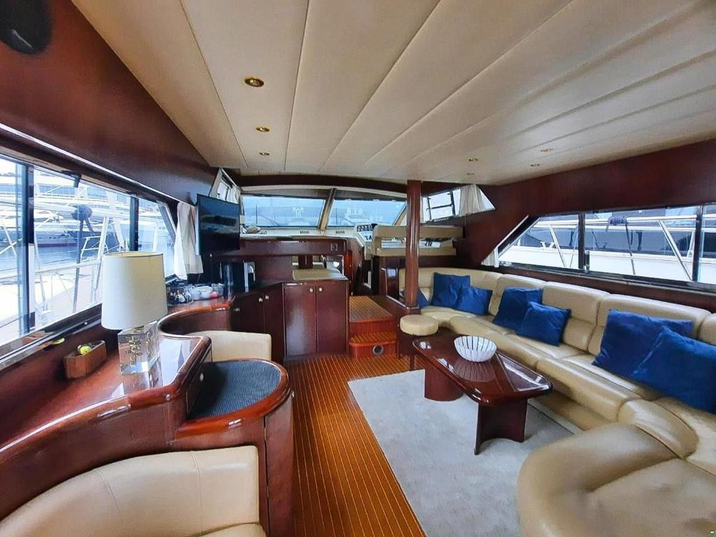 YACHT EXCEPTIONNEL VIEUX PORT DE CANNES 3 Chbr 2 SDB nuit insolite Provence Alpes Cote dAzur Cannes
