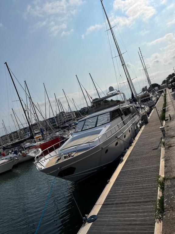 Yacht Aquamarina vieux port La Rochelle nuit insolite Region non trouvee La Rochelle 19