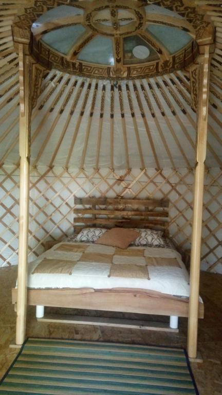 Yourte au naturel nuit insolite Bourgogne Druyes les Belles Fontaines 1