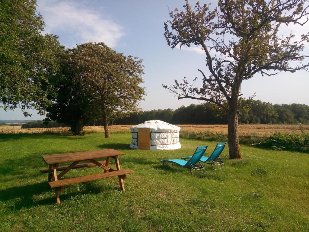 Yourte au naturel nuit insolite Bourgogne Druyes les Belles Fontaines 10