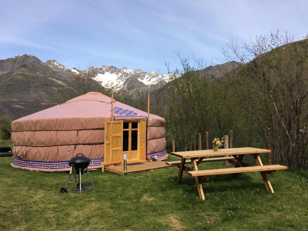 Yourtes Mongoles Gavarnie nuit insolite Midi Pyrenees Gedre