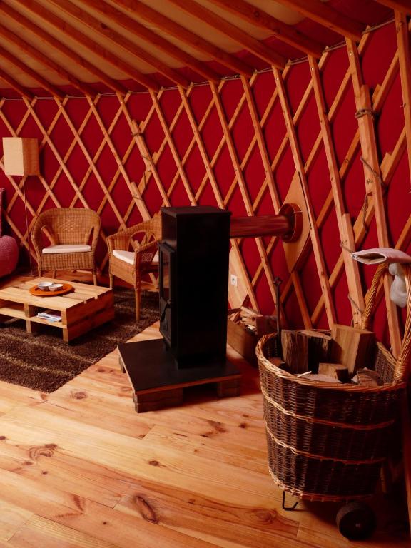 Yourtes en Terrasse nuit insolite Auvergne Bonneval 13