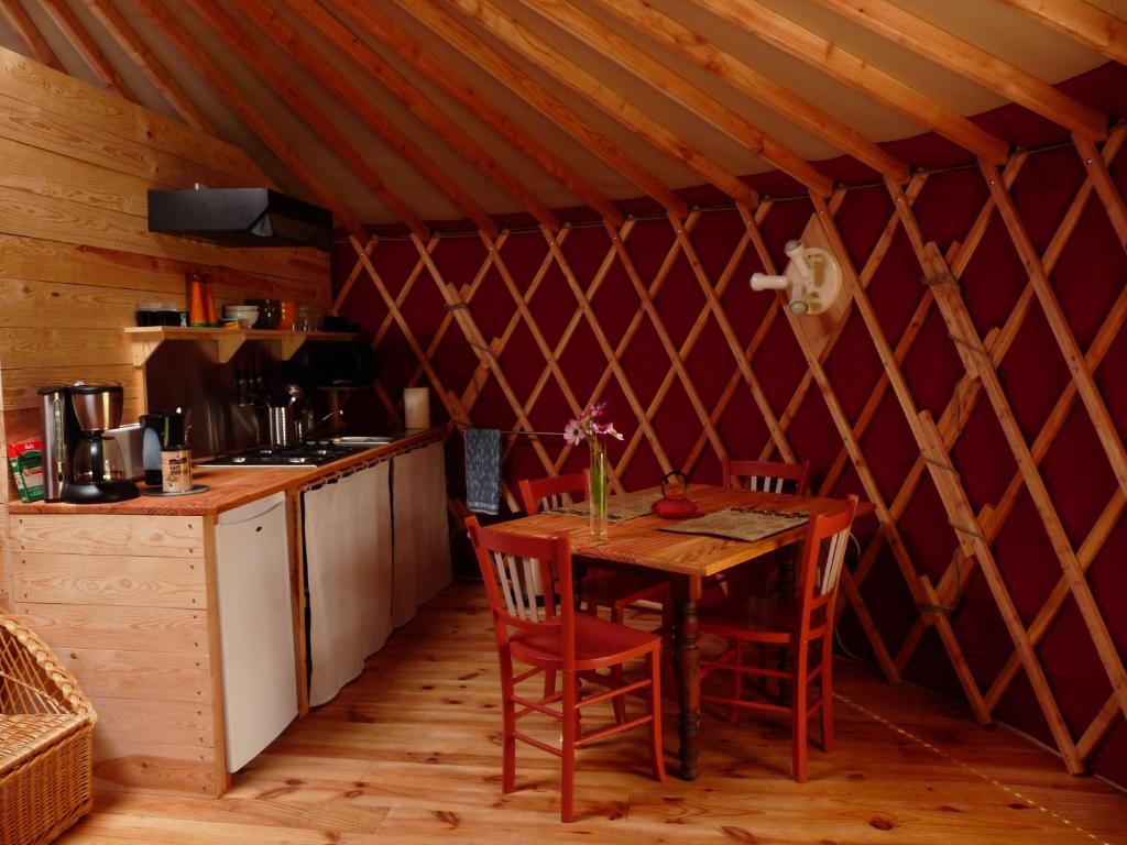 Yourtes en Terrasse nuit insolite Auvergne Bonneval 3